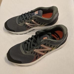 New Balance boys sz 4 shoes